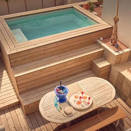 Villa With Pool & Access *